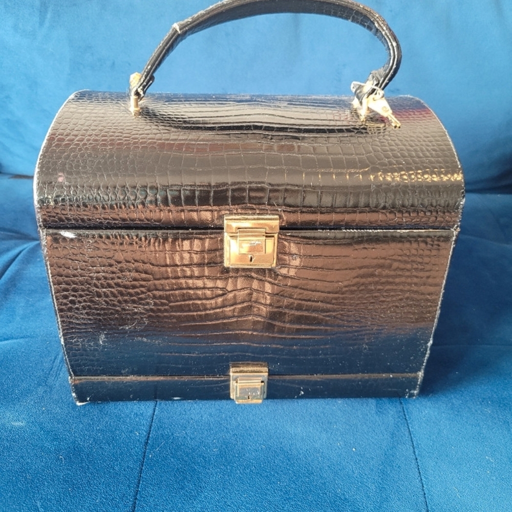 Elegant Black Crocodile-Embossed Box Bag